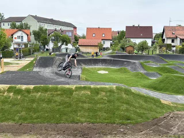 Maxi Meyer demonstrierte, was der Pumptrack zu bieten hat. | Foto: Pilz