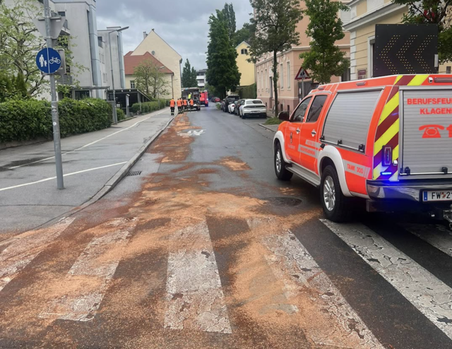 Auf der Koschatstraße und Radetzkystraße erstreckt sich über die gesamte Länge eine Ölspur.  | Foto: Berufsfeuerwehr Klagenfurt am Wörthersee