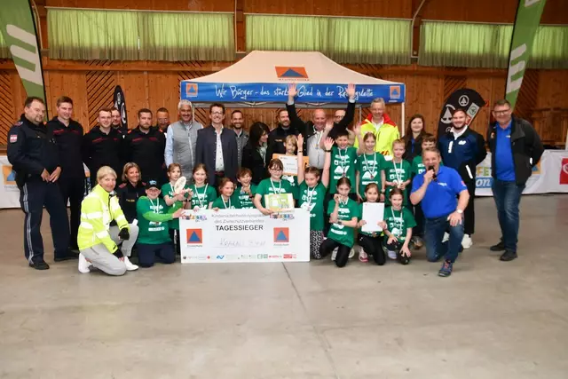 Die Siegerklasse VS Krakau mit Funktionären und Ehrengästen bei der Sicherheitsolympiade. | Foto: Anita Galler