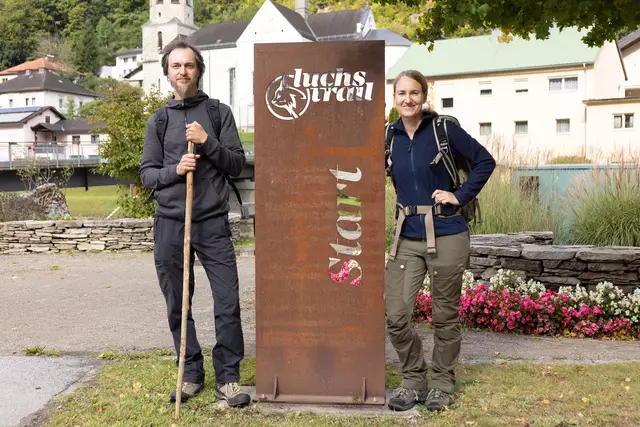 Marc Graf und Christine Sonvilla präsentieren die Outdoor-Ausstellung "Der Luchs Trail". | Foto: ServusTV/Sonvilla-Graf