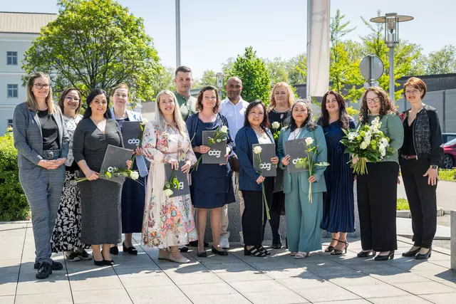 Die PA-AbsolventInnen der Schule für Gesundheits- und Krankenpflege am Kepler Universitätsklinikum mit ihren Gratulanten. 

 | Foto: OÖG