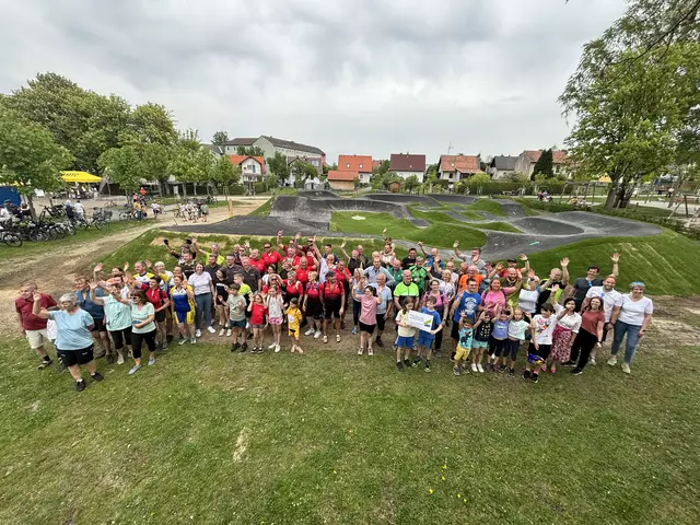 Teilnehmer der Radsternfahrt vor dem Pumptrack. | Foto: Pilz