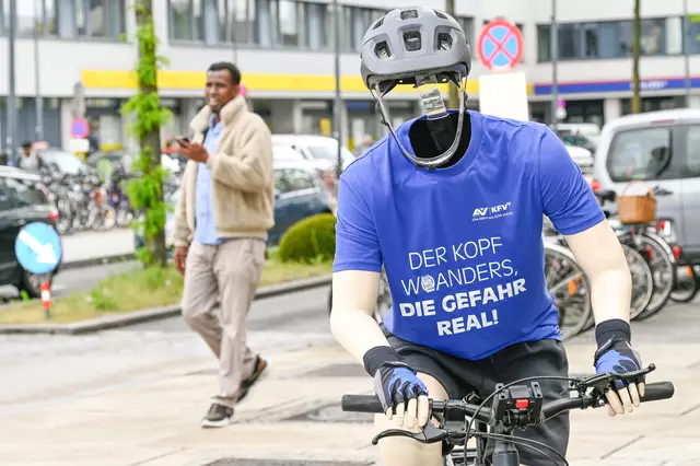 Das kopflose Fahrrad zieht in St. Pölten die Aufmerksamkeit der Passanten auf sich. | Foto: KFV/APA-Fotoservice/Haslinger