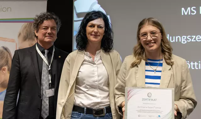 Andreas Riepl von der Initiative eEducation Austria, Schulleiterin Michaela Troger und Schulkoodinatorin Hannah Wibmer (v.l.). | Foto: TBI-Medienzentrum/Martinez