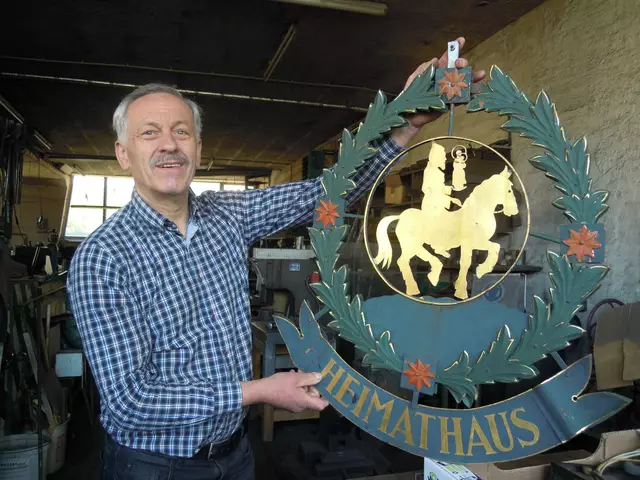 Eines der zahlreichen schönen "Laden- oder Zunftschilder" in Mariazell. Viele davon von Christian Glitzner hergestellt oder renoviert. | Foto: Andrea Stelzer