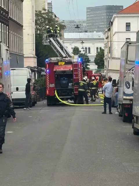 Am Dienstag gegen 17.30 Uhr wurde die Feuerwehr zu einem Einsatz in der Senefeldergasse 15 gerufen.  | Foto: Mario Popp/MeinBezirk