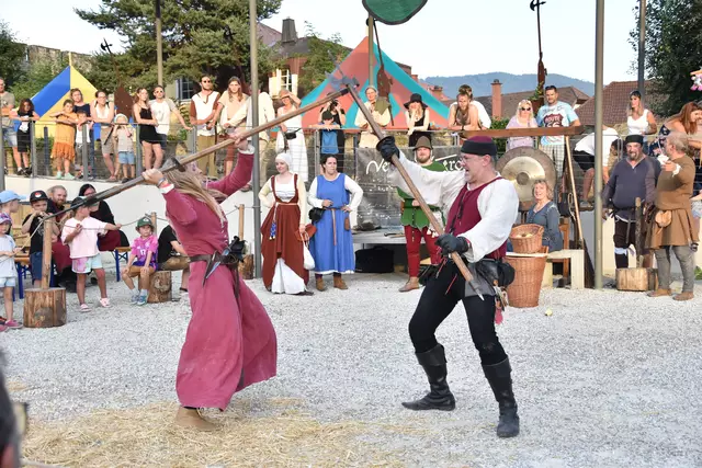 Auf nicht alltäglichen Darbietungen des historischen Vereines „Bluot-Zi- Bluoda“ aus Graz darf man sich bei diesem Fest auf der Burgruine Waxenegg freuen.  | Foto: Verein „Bluot-Zi- Bluoda“