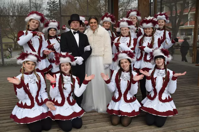Das frisch verheiratete Brautpaar Alexander Hosch und Katja Graf mit ihrer Hochzeitsgarde. | Foto: Michael Strini