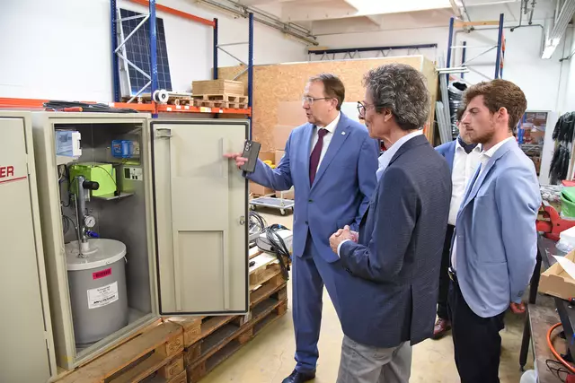 Manuel und Horst Gunacker, die beiden Geschäftsführer der Fa. Hy-Power, führen Bürgermeister Matthias Stadler durch den Betrieb.  | Foto: Josef Vorlaufer