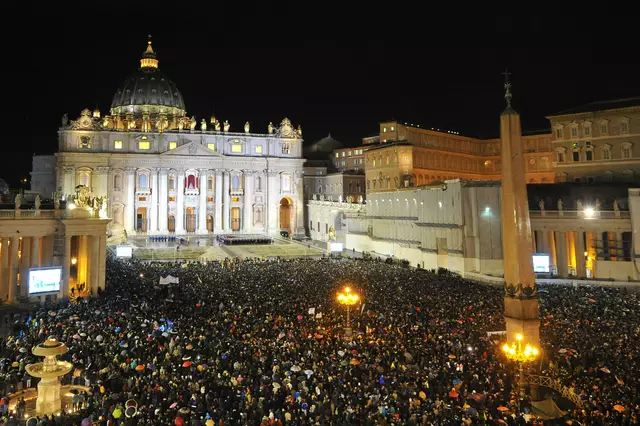 Mit Spannung erwartet: Bei der letzten Papstwahl 2013 versammelten sich unzählige Menschen am Petersplatz und warteten darauf, dass weißer Rauch aus dem Schornstein aufsteigt.  | Foto:  TIZIANA FABI / AFP / picturedesk.com