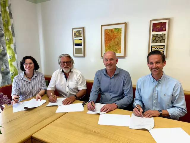 Direktorin Ingrid Christian, Bürgermeister Günther See (ÖVP), Geschäftsführer und Eigentümer der extrunet GmbH, Siegfried Pramberger, und Thomas Brindl (WKO) bei Unterzeichnung der Patenschaftsverträge. | Foto: WKO