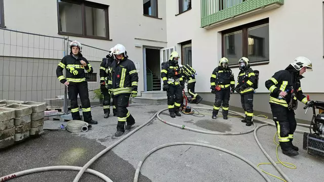 Zwei Atemschutz Truppen evakuierten alle Personen mittels Fluchthauben. Parallel führte ein weiterer Atemschutztrupp den Innenangriff durch und löschte das Feuer. | Foto: Bkfdo Amstetten / Waidhofen/Ybbs-Stadt