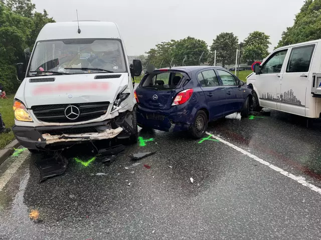 Kurz nach 6 Uhr wurden die Einsatzkräfte der Freiwilligen Feuerwehr Schwechat zu einem Auffahrunfall nahe der A4-Auffahrt Mannswörth gerufen. | Foto: FF Schwechat