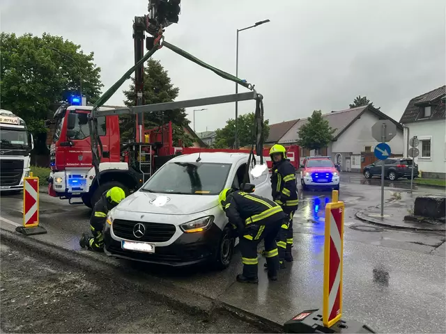 Durch das ohnehin hohe Verkehrsaufkommen im Ort – verursacht durch den täglichen Ausweichverkehr von der A4 – staute sich der Verkehr noch weiter zurück.
 | Foto: FF Mannswörth