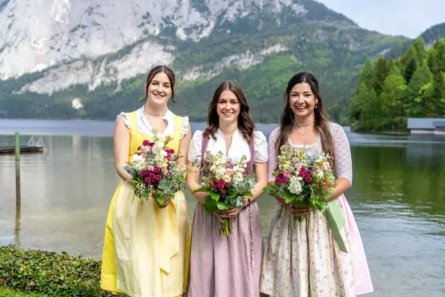 Celina Gschaider (v.l.), Johanna Murauer, Magdalena Egger sind die neuen Narzissenhoheiten. Die Königin wird am 29. Mai 2025 beim Krönungsabend im Kur- &amp; Congresshaus Bad Aussee vom Publikum gewählt. | Foto: Jakob Grill / Narzissenfestverein