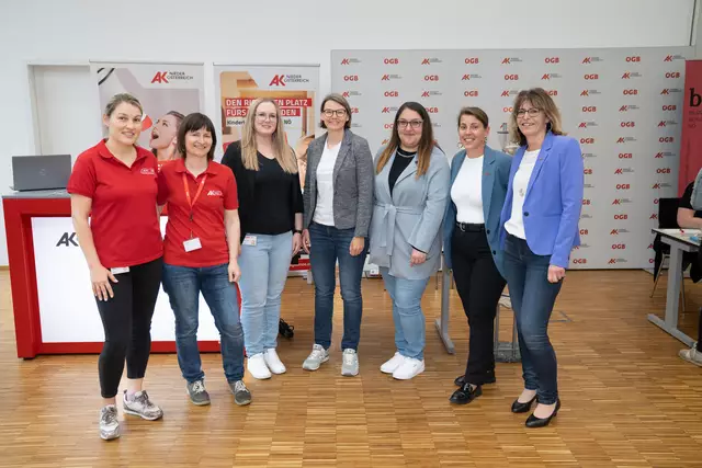 Die Damen der Arbeiterkammer Niederösterreich unterstützten bei Fragen und Anliegen | Foto: AK Niederösterreich, Mario Scheichel