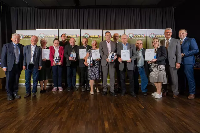 Josef Pühringer und Franz Ebner gratulierten den Funktionären der siegreichen Ortsgruppen. | Foto: OÖ Seniorenbund