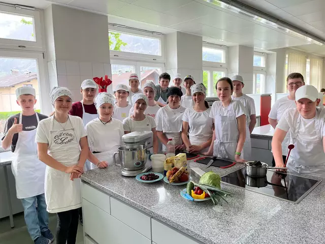 Die Schülerinnen und Schüler sorgten für einen erfolgreichen Jausenverkauf, welcher 3.300 Euro einbrachte. | Foto: MS Matrei