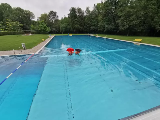 Dank Chipkarte für das "Bonusschwimmen" können Gäste ab jetzt auch an Schlechtwettertagen ins Rieder Freibad hinein. | Foto: Peter Geisböck