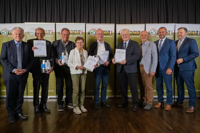 Landesobmann LH a.D. Josef Pühringer und Landesgeschäftsführer Bundesrat Franz Ebner gratulierten den anwesenden Obleuten sowie den mitgereisten Ehrengästen aus der Gemeinde zu ihrer erfolgreichen Leistung und überreichten die Preise.
 | Foto: OÖ Seniorenbund