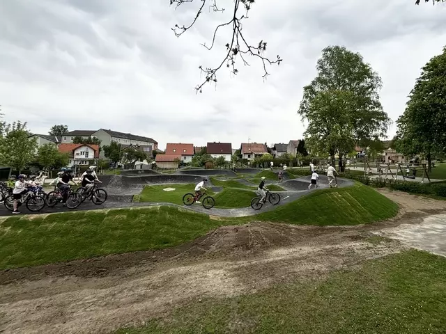 Viele Kinder und Jugendliche probierten den Pumptrack natürlich gleich aus. Fazit: Alle sind begeistert! | Foto: Pilz