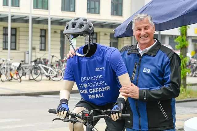 Ein kurzer Blick aufs Smartphone kann im Straßenverkehr fatale Folgen haben.

 | Foto: KFV/APA-Fotoservice/Haslinger