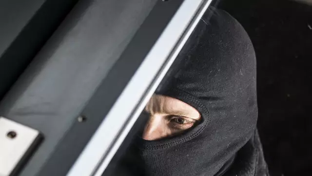 Unbekannte Täter stahlen in Langkampfen Geld aus unversperrt abgestellten Autos.  | Foto: panthermedia/Mactrunk / Symbolbild