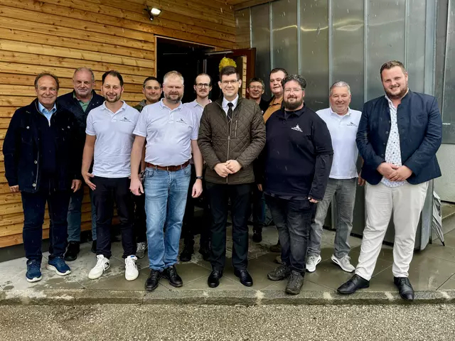 Besuch bei der Faschingsgilde Frauenstein: Martin Gruber (Mitte) u.a. mit Obmann Maximilian Elleberger-Märker, Bürgermeister Harald Jannach und Gemeinderat Mario Kohlweg

 | Foto: Büro LHStv. Gruber
