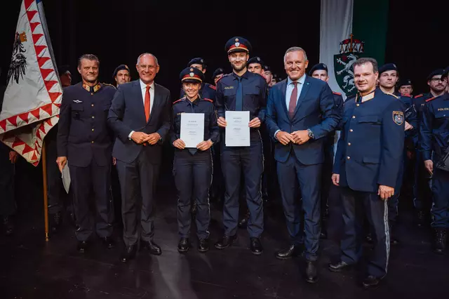 Strahlende Gesichter – Verleihung von Dekreten durch Ehrengäste an Absolventen eines Kurses. | Foto: LPD Steiermark