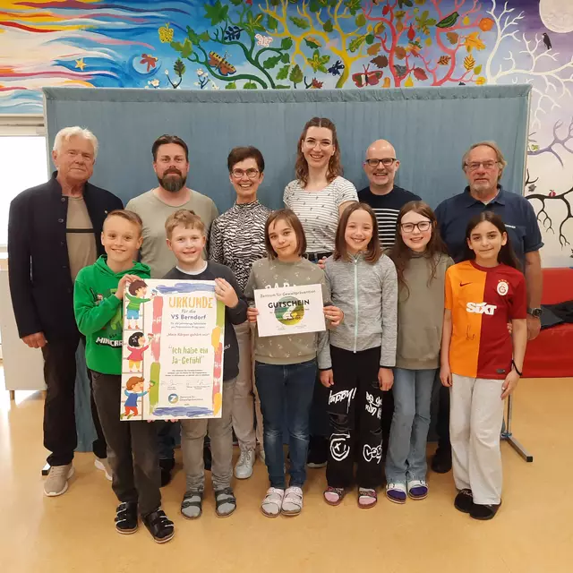 Erich Marker (Präsident Kiwanis Triestingtal), Oliver Lukas-Köllner (Schauspieler), VD Maria Zangl, Heidrun Münzker (Schauspielerin), Florian Burr (Vizepräsident des „Zentrums für Gewaltprävention“), Wolfgang Kober (Sekretär Kiwanis Triestingtal) mit den Schülerinnen und Schülern. | Foto: VS Berndorf-St.Veit