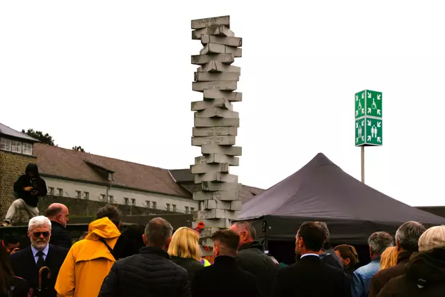 Starke Symbolik: Trennende Menschenverachtung des KZ-Systems führt 80 Jahre später Menschen vieler Länder im Gedenken zusammen. | Foto: Eckhart Herbe