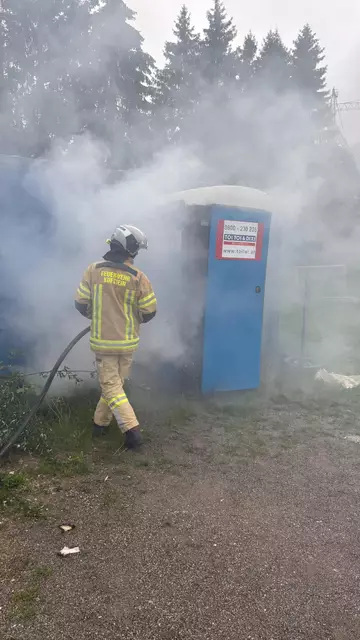 Einsatz am Montagnachmittag in Kufstein: Ein Freiklo stand in Flammen.  | Foto: ZOOM.Tirol