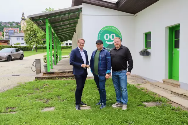 Bgm. Marcus Martschitsch wünschte Jürgen Weber und Gerald Schieder (v. l.) viel Erfolg mit „goodlife camping“. | Foto: Alfred Mayer