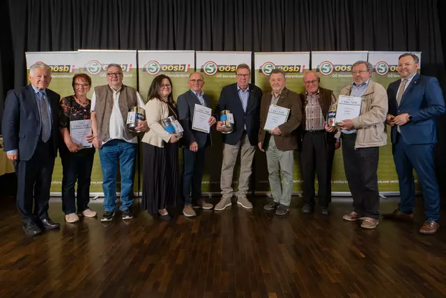Seniorenbund-Landesobmann Josef Pühringer (li.) und Landesgeschäftsführer Franz Ebner (re.) gratulierten den anwesenden Obleuten sowie den mitgereisten Ehrengästen aus der Gemeinde zu ihrer erfolgreichen Leistung und überreichten die Preise. | Foto: OÖ Seniorenbund
