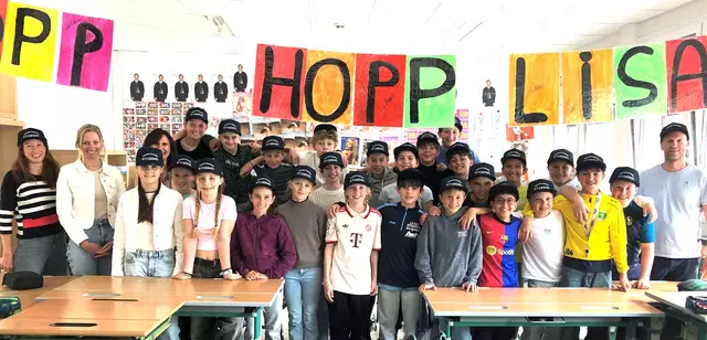 Klassenpatin Lisa Hauser mit ihren Schützlingen der 2s Klasse, den Klassenvorständen Laura Brugger und Lucas Holzer sowie Direktorin Angelika Trenkwalder. | Foto: MS Kitzbühel