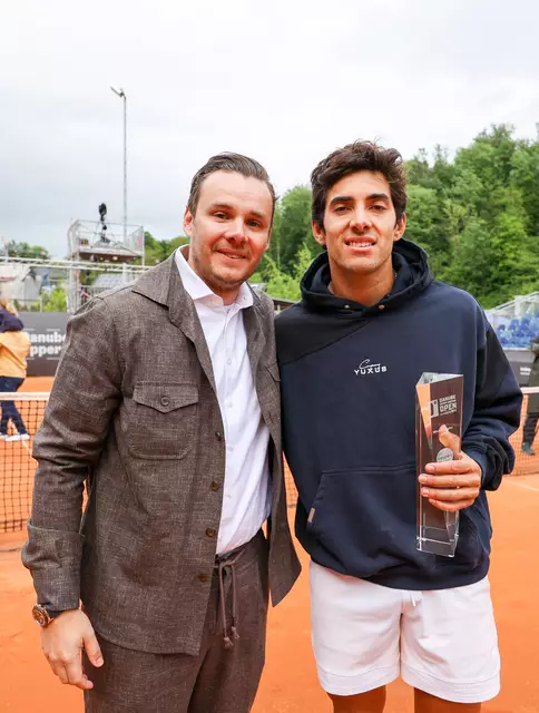 Turnierdirektor Florian Leitgeb gratuliert dem Sieger Cristian Garin. | Foto: Sportmediapics.com/Manfred Binder