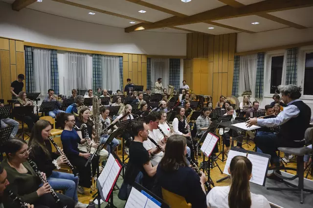 Rund 60 Musikerinnen und Musiker aus Salzburg und teilweise darüber hinaus spielen mit. Hier bei der ersten Probe im Musikheim der Bundesbahnmusik Bischofshofen. | Foto: Musikum/Andreas Schaad