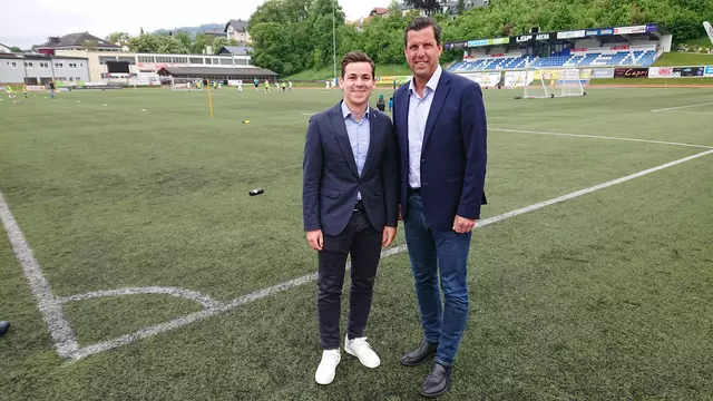 Sportreferent Max Attwenger und Bürgermeister Stefan Krapf auf dem alten Kunstrasen, der nun ersetzt wird. | Foto: Stadtgemeinde Gmunden