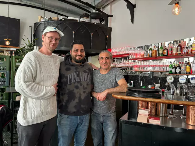 Im Jahr 2013 wurde die "Blue Box" von Metin Yilmaz(re.) und seinem Sohn Güney-Kendal  (mi.) übernommen. 5 Jahre später kam Manuel Richter (li.) dazu. | Foto: Pia Rotter/MeinBezirk