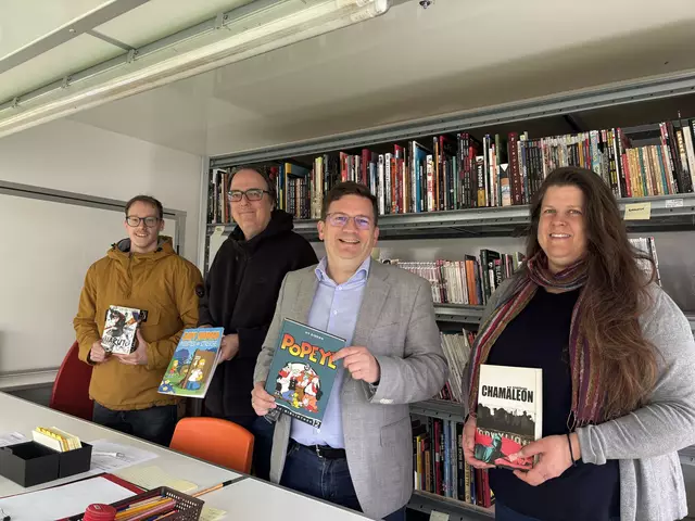 v.l.: Comics Box Bibliothekar Paul Monitzer, Regionalleiter bei wohnpartner Vincent Wohinz, 
Bezirksvorsteher Wilfried Zankl (SPÖ) und Teamleitung bei wohnpartner Heidrun Habusta-Paschen beim Comics-Box Saisonstart. | Foto: Michael Marbacher/MeinBezirk