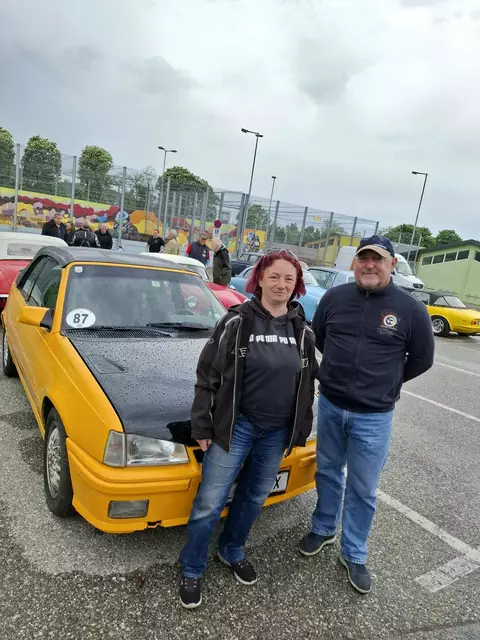 Verdeck zu: Melanie Puhl mit Rudi Roubinek, der ebenfalls startete, vor ihrem Kadett-E GSI Cabrio bei der Braunsberg-Bergwertung in Hainburg. | Foto: Melanie Puhl
