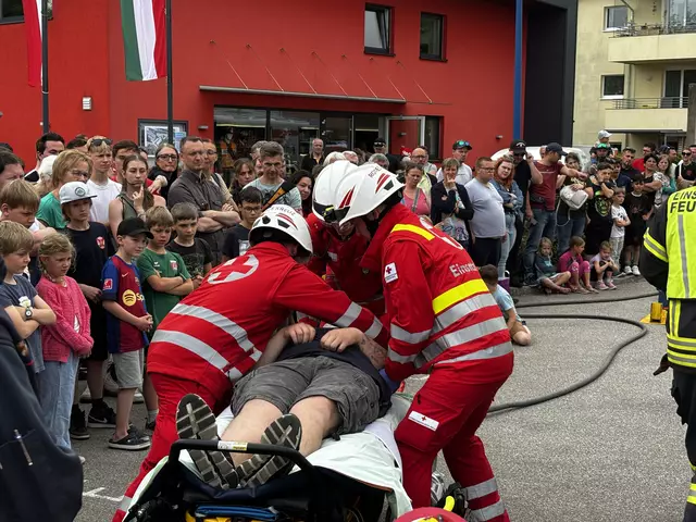 Feuerwehr und Rettung simulierten am Zivilschutztag eine Übung.  | Foto: MeinBezirk
