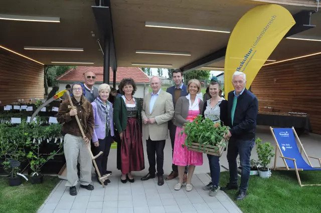 Sensenmäh-Kursleiterin Ada Höchtl, Leader-Obmann Peter Steinbach, LAbg. a.D. Marianne Lembacher, Waldtraud Kronawetter (ÖVP, Vizebürgermeisterin von Ziersdorf), Landeshauptmann a.D. Erwin Pröll, Florian Hinteregger (ÖVP, Bürgermeister von Sitzendorf a.d. Schmida), Brandlhof-Standortleiterin Doris Buchmann, Genussethikexpertin Elisabeth Ruckser, Kultur.Region.Niederösterreich Geschäftsführer Martin Lammerhuber. | Foto: Volkskultur Niederösterreich