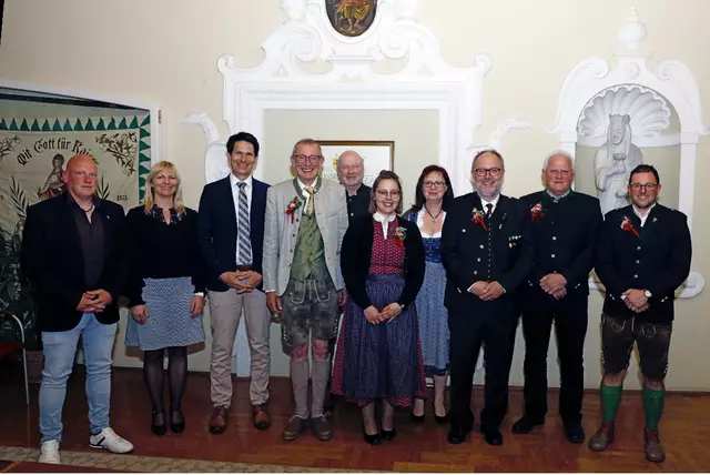 Der neue Gemeinderat in Vordernberg hat seine Arbeit aufgenommen. Bezirkshauptmann Markus Kraxner (3. v. l.) nahm die Angelobung vor.  | Foto: Gemeinde Vordernberg