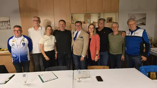 Funktionärinnen und Funktionäre im neuen Vorstand mit Bürgermeisterin Andrea Pock (3. v. l.), Sponsorvertreterin Manuela Pranger (4. v. r.) von der Bankstelle St. Anna der Raiffeisenbank Region Fehring und dem nunmehrigen Ehrenobmann Johannes Weidinger (M.)  | Foto: USV St. Anna