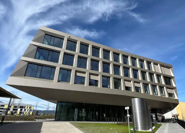 Die AMS-Geschäftsstelle in der Stadt Salzburg. In der Landeshauptstadt sind aktuell 4.944 Personen ohne Job (im März waren es noch 5.109 Personen). Im Vergleich zum Vorjahr ist es eine Steigerung um 12,5 Prozent. | Foto: AMS