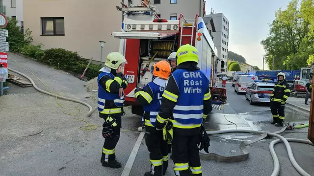 Mittels Überdrucklüfter wurde das Gebäude vom Rauch befreit.  | Foto: Bkfdo Amstetten / Waidhofen/Ybbs-Stadt