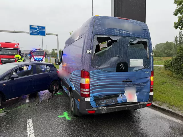 Am Dienstagmorgen kam es auf der Mannswörther Straße zu gleich zwei voneinander unabhängigen Verkehrsunfällen, die innerhalb kurzer Zeit für ein regelrechtes Verkehrschaos in und um Schwechat sorgten. | Foto: FF Schwechat