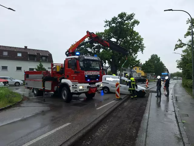 Ein Pkw-Lenker geriet in eine Baustelle und landete im dortigen Graben. | Foto: FF Mannswörth