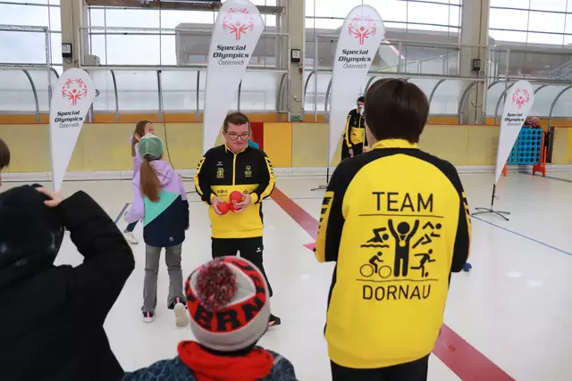 Boccia mit den Olympioniken. | Foto: Sportunion